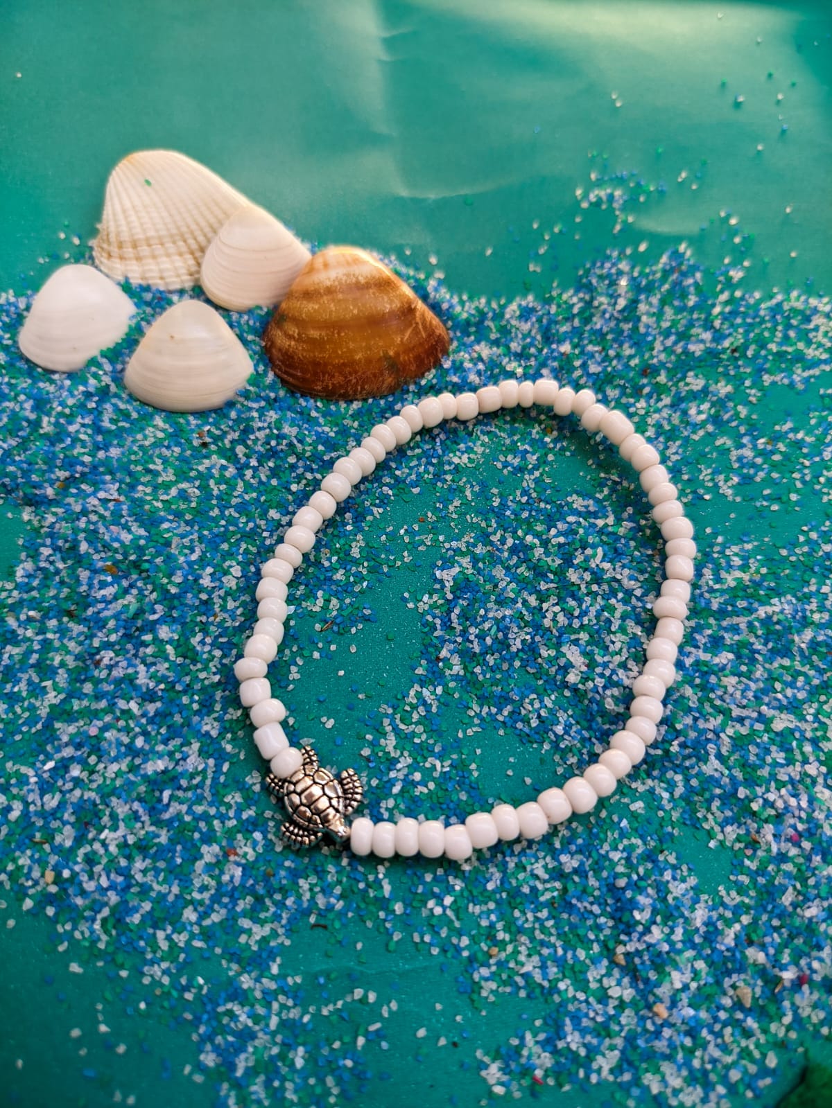 Simples, leve e cheia de significado, com miçangas brancas e um charm de tartaruga que simboliza proteção e conexão com o mar. Ideal para quem ama a vibe praiana e quer carregar boas energias por onde for. 🐢🌊☀️